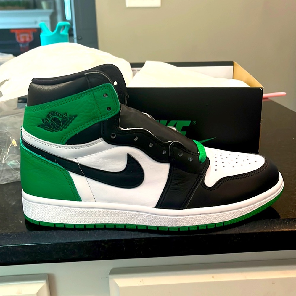 Nike air Jordan 1 OG Lucky Green - size 7. *missing box lid*